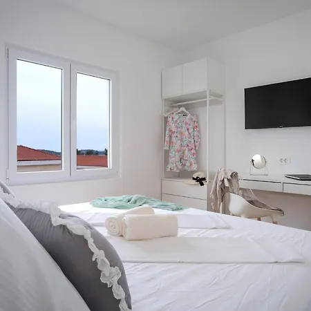 Feelhvar Along Bluelagoon